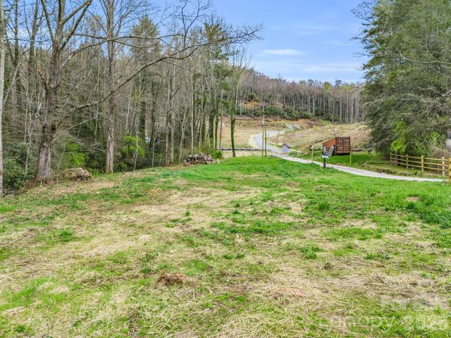 97 Yale Road, Hendersonville, NC 28739