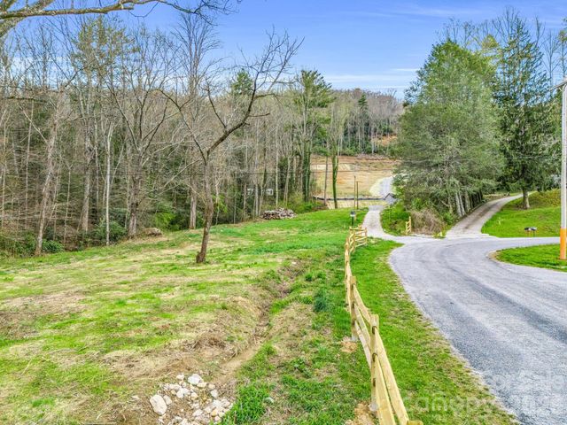 97 Yale Road, Hendersonville, NC 28739