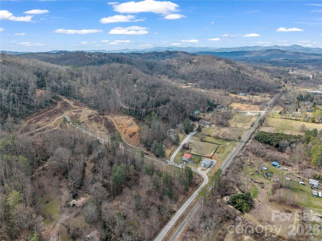 97 Yale Road, Hendersonville, NC 28739