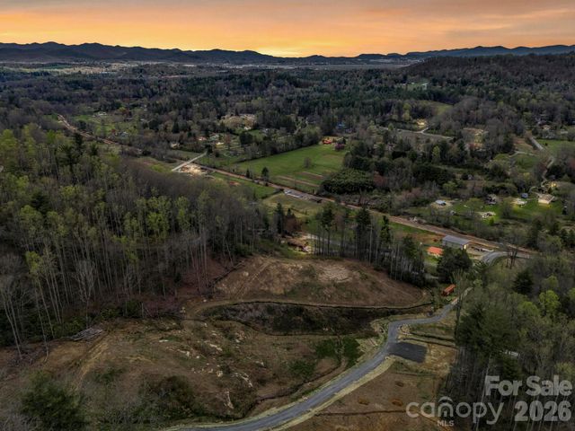 97 Yale Road, Hendersonville, NC 28739