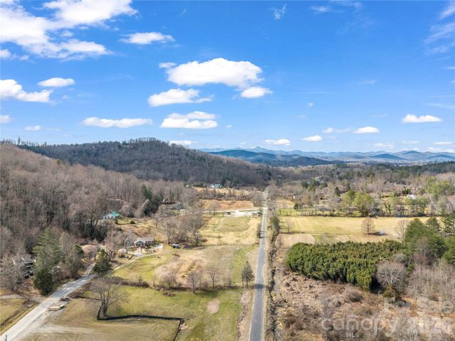 97 Yale Road, Hendersonville, NC 28739