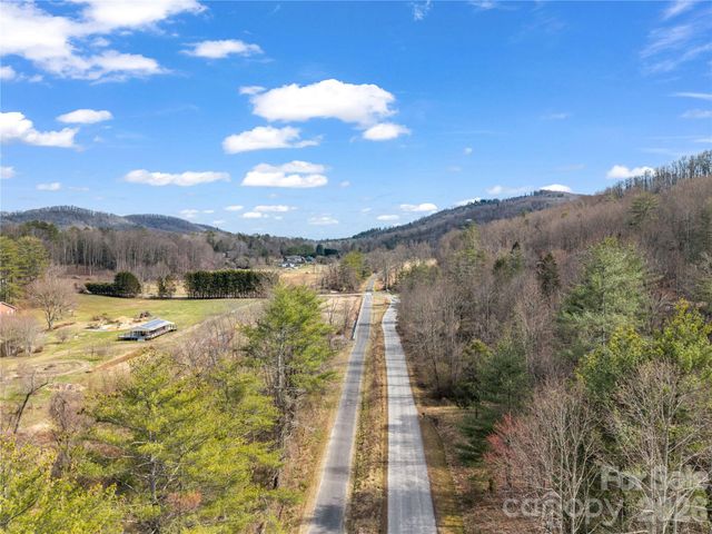 97 Yale Road, Hendersonville, NC 28739