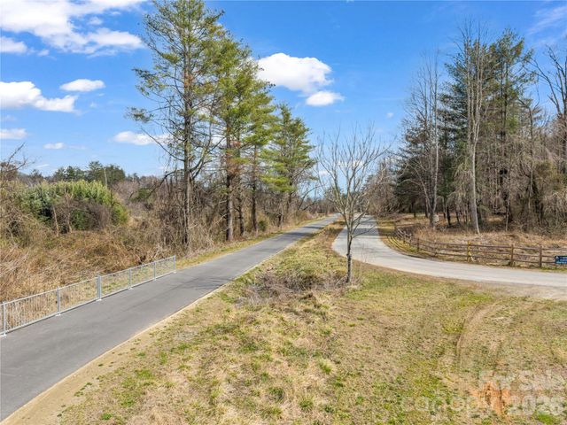 97 Yale Road, Hendersonville, NC 28739