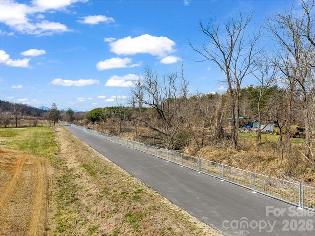 97 Yale Road, Hendersonville, NC 28739