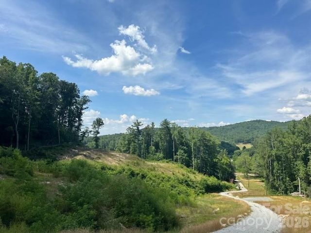 97 Yale Road, Hendersonville, NC 28739