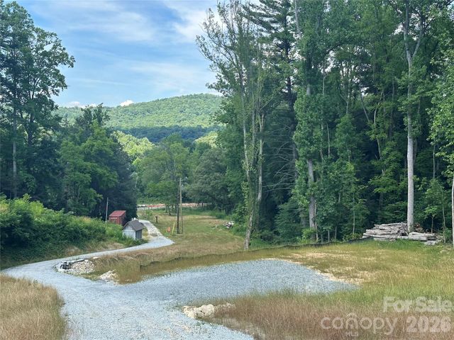 97 Yale Road, Hendersonville, NC 28739