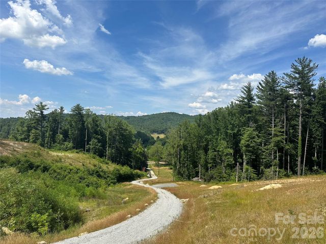 97 Yale Road, Hendersonville, NC 28739