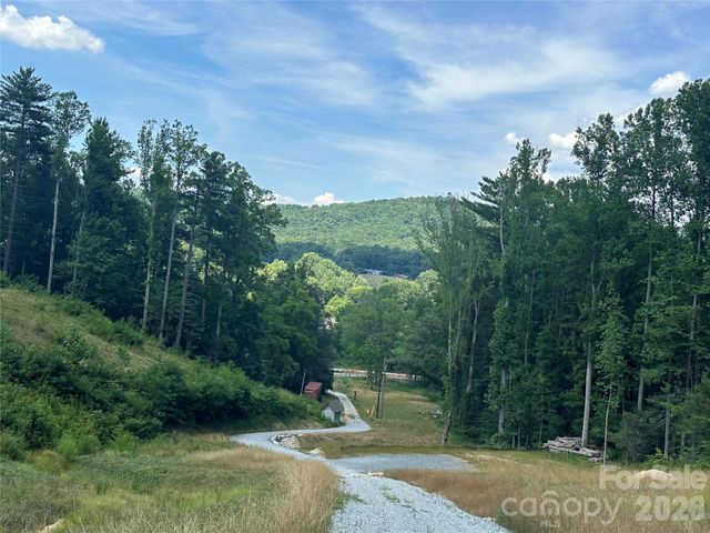 97 Yale Road, Hendersonville, NC 28739