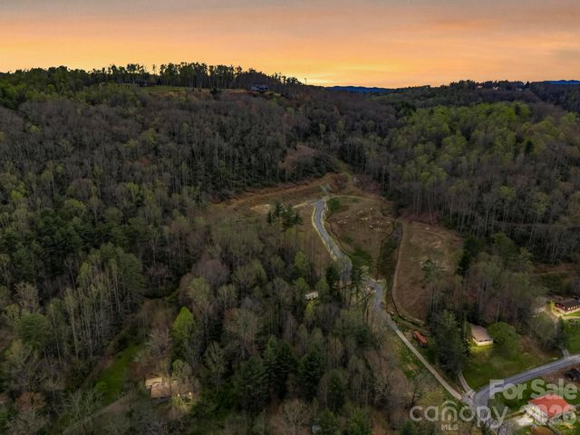 97 Yale Road, Hendersonville, NC 28739