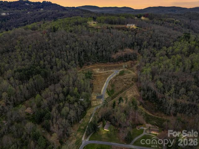 97 Yale Road, Hendersonville, NC 28739