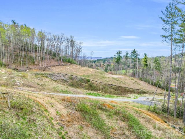 97 Yale Road, Hendersonville, NC 28739