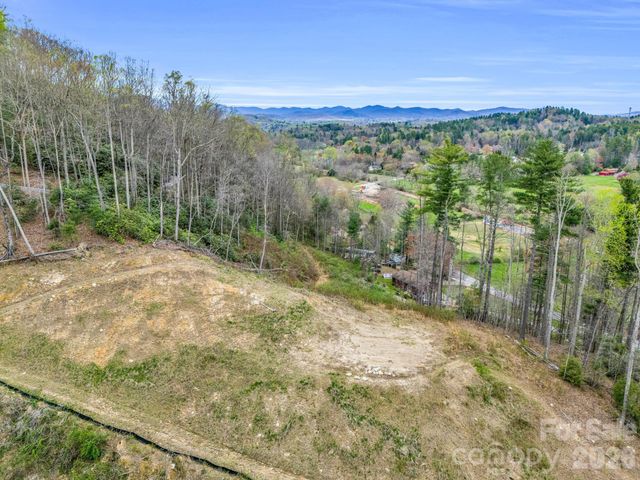 97 Yale Road, Hendersonville, NC 28739