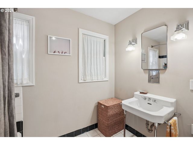 7211 Sw BRIER Pl, Portland, OR 97219