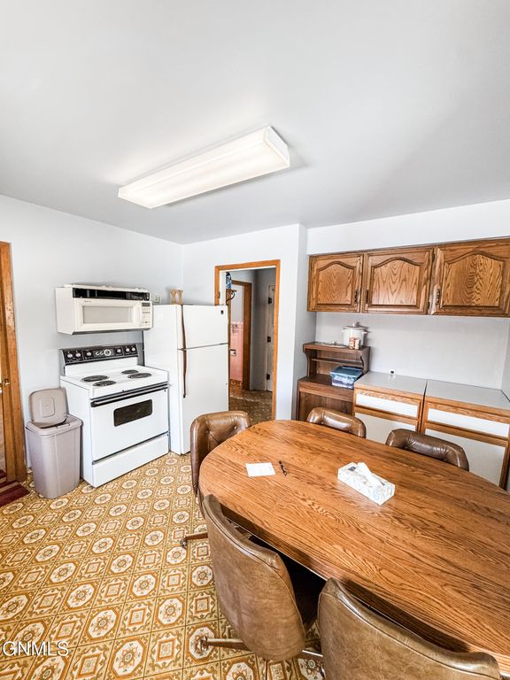 209 5th Avenue SE, Crosby, ND 58730 photo 12
