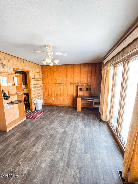 209 5th Avenue SE, Crosby, ND 58730 photo 15