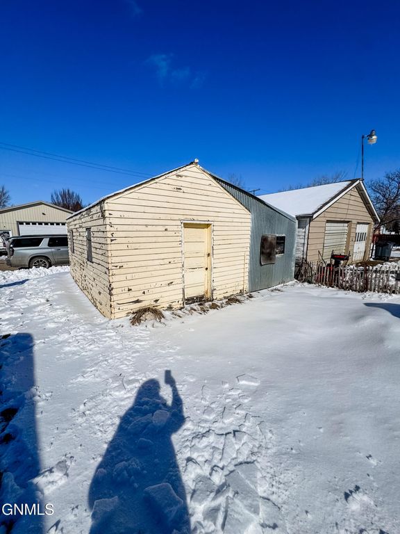 209 5th Avenue SE, Crosby, ND 58730 photo 22