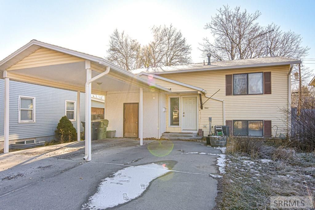 Image 2 of property listing at 962 11th Street, Idaho Falls, ID 83404