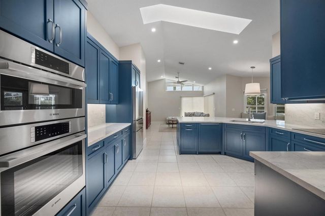 15880 Meadow Wood Drive, Wellington, FL 33414