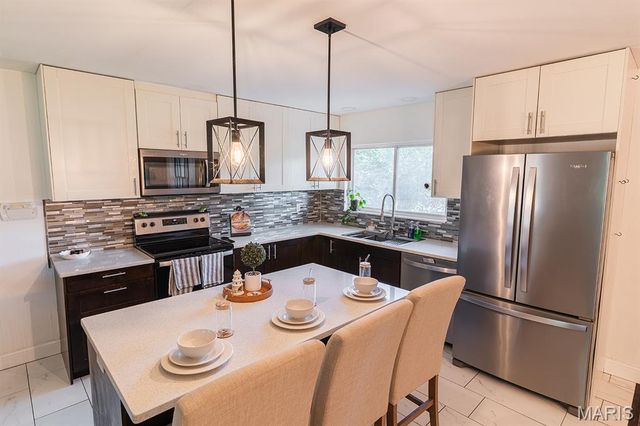 753 Coach Light Lane, Hazelwood, MO 63042