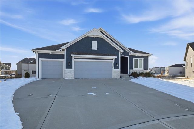 4420 SW Tanzanite Circle, Lee's Summit, MO 64082