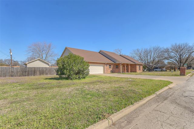 300 W McAfee Street, Mabank, TX 75147