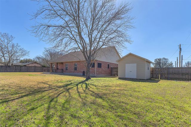300 W McAfee Street, Mabank, TX 75147