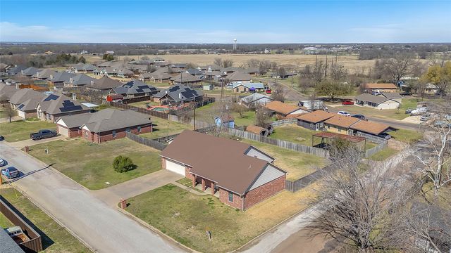 300 W McAfee Street, Mabank, TX 75147