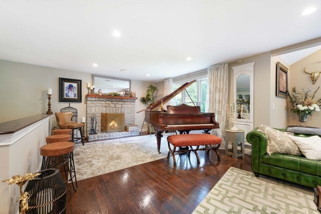 50 Elm St, Plympton, MA 02367