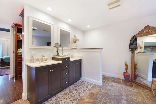 50 Elm St, Plympton, MA 02367