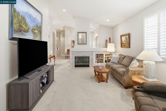 443 Mandarin Cir, Vacaville, CA 95687