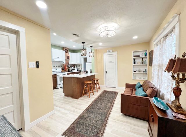 828 W 8th Street, Dallas, TX 75208