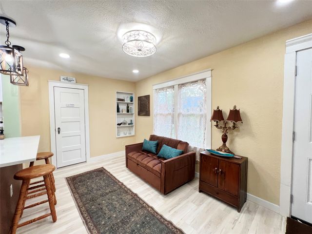 828 W 8th Street, Dallas, TX 75208