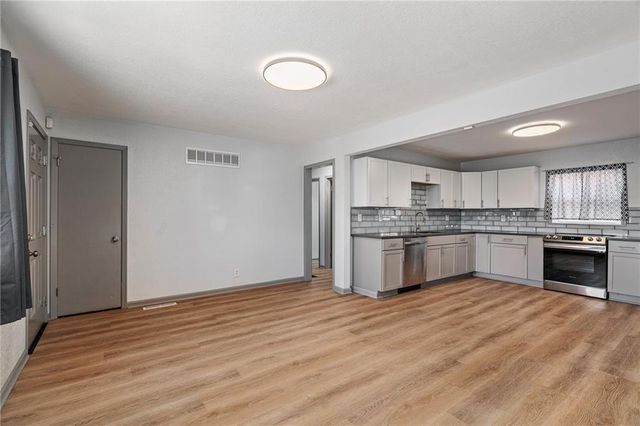 2400 S Crescent Avenue, Independence, MO 64052