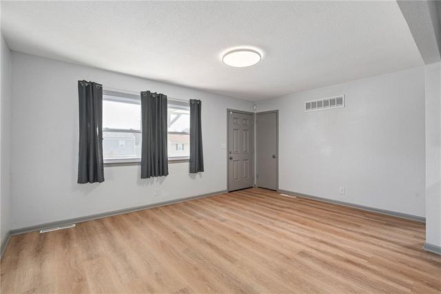 2400 S Crescent Avenue, Independence, MO 64052