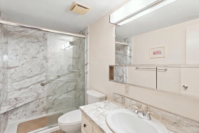 402 Paradise Rd 3J, Swampscott, MA 01907
