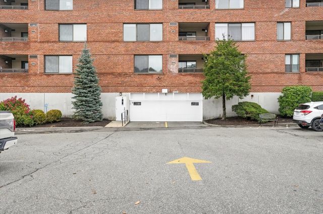 402 Paradise Rd 3J, Swampscott, MA 01907