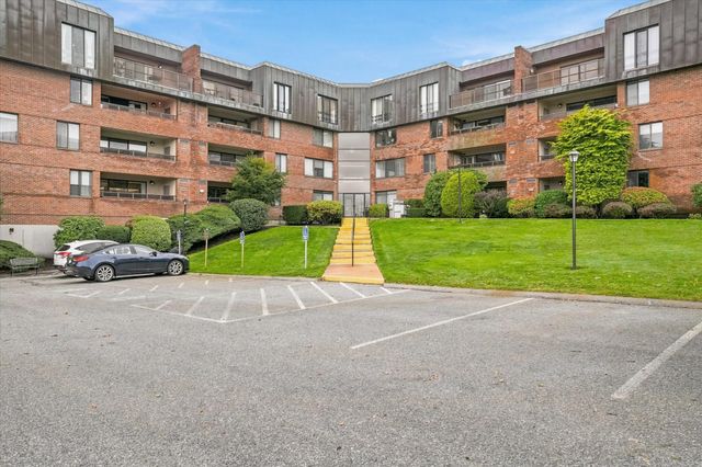 402 Paradise Rd 3J, Swampscott, MA 01907