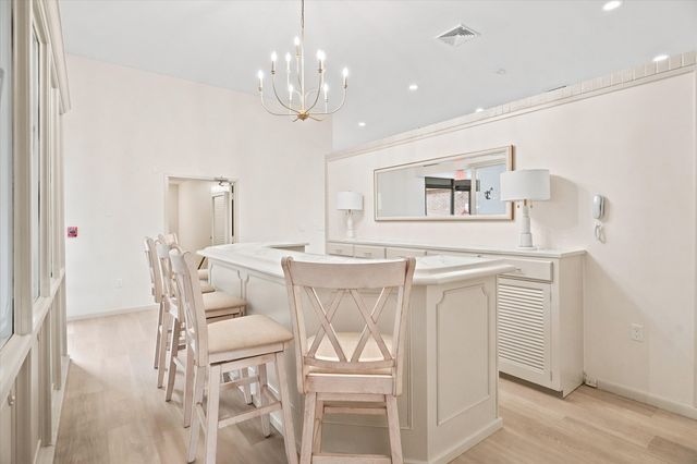 402 Paradise Rd 3J, Swampscott, MA 01907