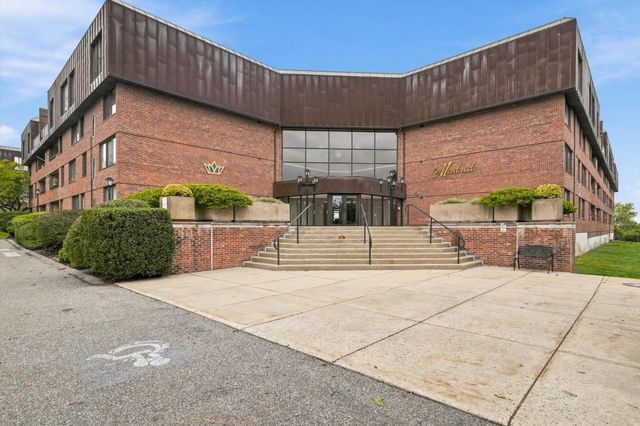 402 Paradise Rd 3J, Swampscott, MA 01907