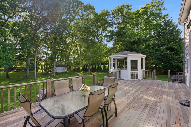 77 N Woods Road, Baiting Hollow, NY 11933
