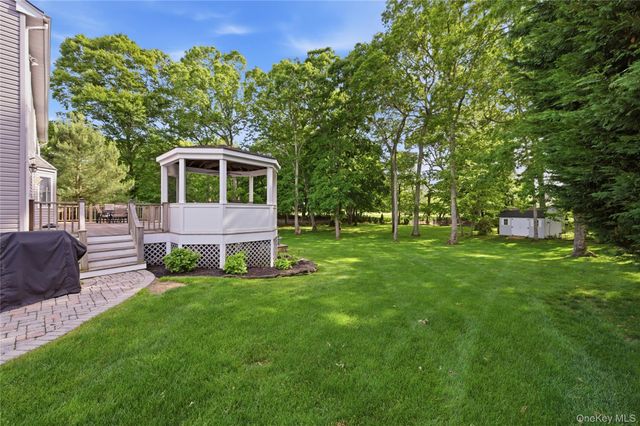 77 N Woods Road, Baiting Hollow, NY 11933