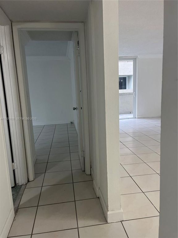 Image 11 of property listing at 10000 nw 80 ct 2301, Hialeah Gardens, FL 3301