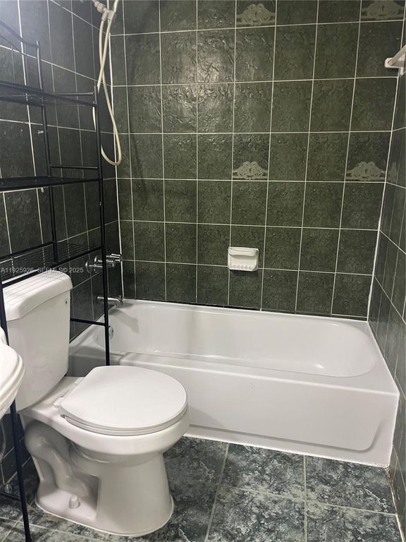 Image 12 of property listing at 10000 nw 80 ct 2301, Hialeah Gardens, FL 3301