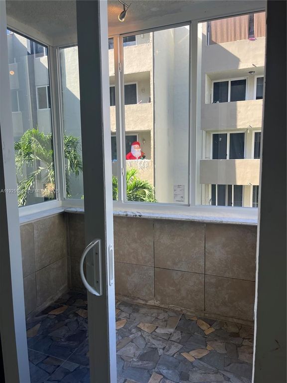 Image 13 of property listing at 10000 nw 80 ct 2301, Hialeah Gardens, FL 3301