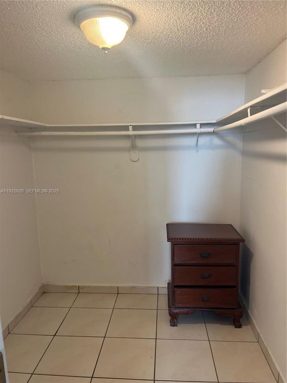 Image 15 of property listing at 10000 nw 80 ct 2301, Hialeah Gardens, FL 3301