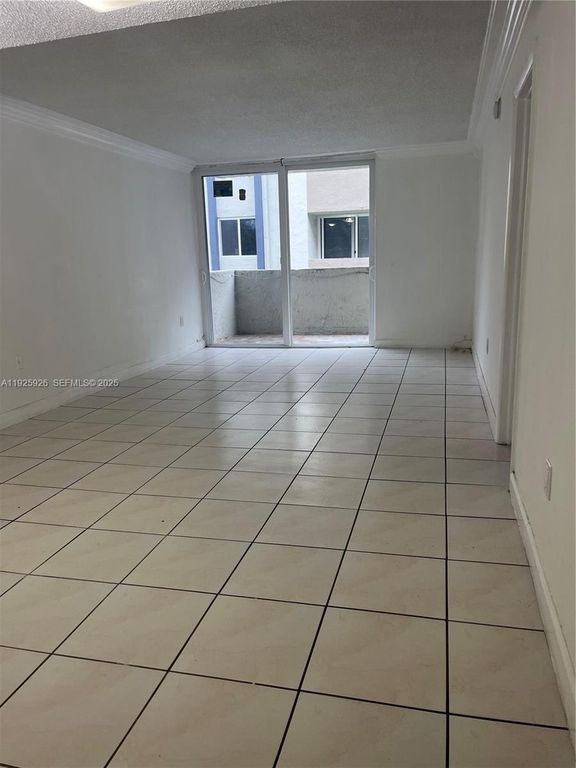 Image 16 of property listing at 10000 nw 80 ct 2301, Hialeah Gardens, FL 3301