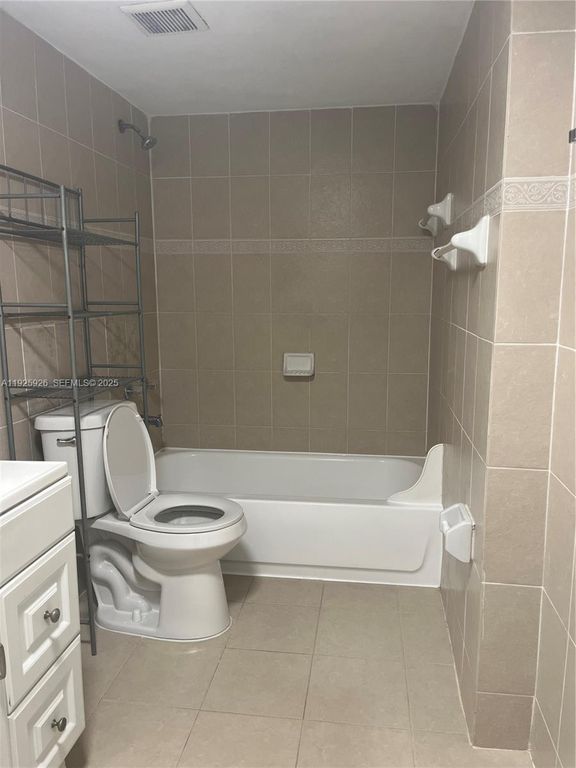 Image 17 of property listing at 10000 nw 80 ct 2301, Hialeah Gardens, FL 3301