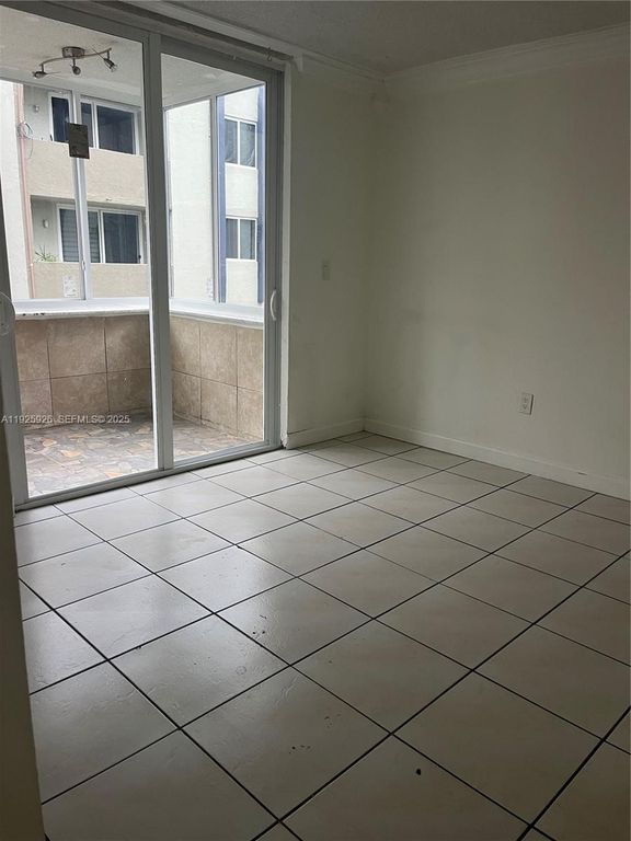 Image 18 of property listing at 10000 nw 80 ct 2301, Hialeah Gardens, FL 3301