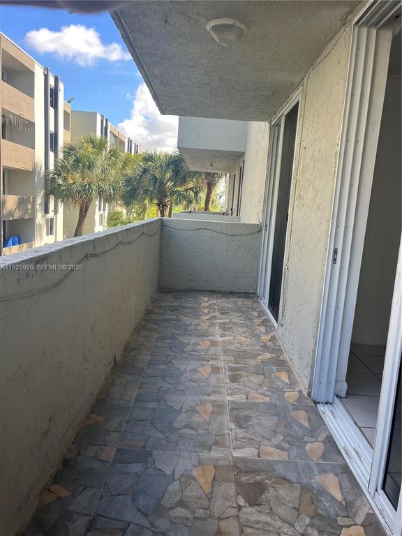 Image 19 of property listing at 10000 nw 80 ct 2301, Hialeah Gardens, FL 3301