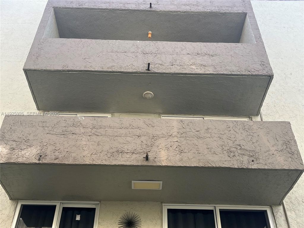 Image 21 of property listing at 10000 nw 80 ct 2301, Hialeah Gardens, FL 3301